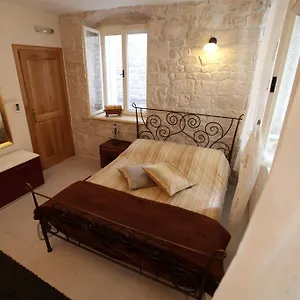 https://tragurium-salona-apartments.hotels-in-trogir.com